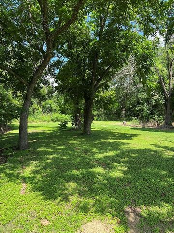 109 W Crockett ST, Giddings, TX 78942