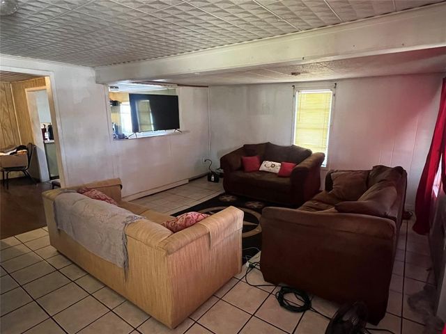 109 W Crockett ST, Giddings, TX 78942