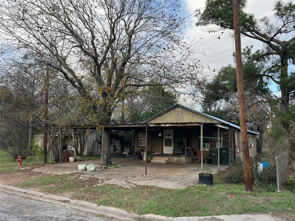 109 W Crockett ST, Giddings, TX 78942