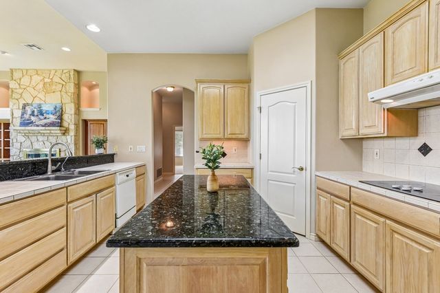 134 Holly Dr, Kerrville, TX 78028
