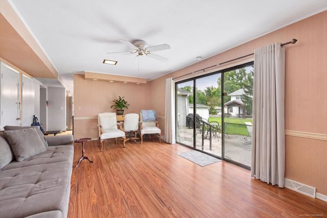17W467 Portsmouth Drive, Darien, IL 60561