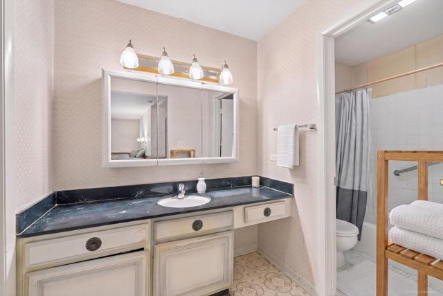 17W467 Portsmouth Drive, Darien, IL 60561