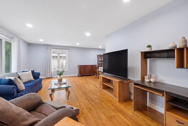 17W467 Portsmouth Drive, Darien, IL 60561