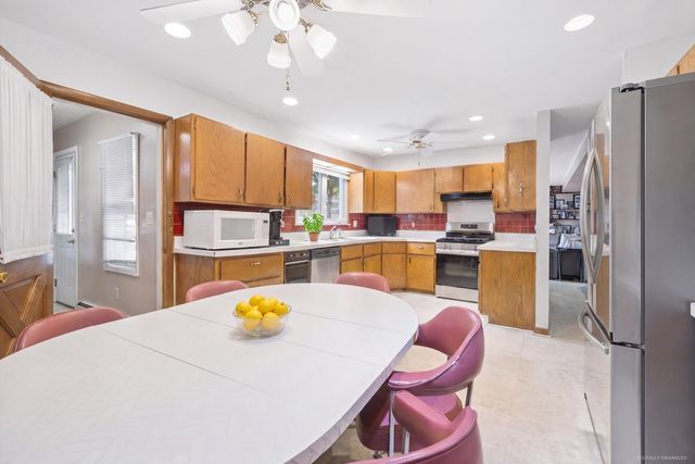 17W467 Portsmouth Drive, Darien, IL 60561