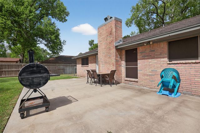 9802 Bayou Woods Drive, Baytown, TX 77521