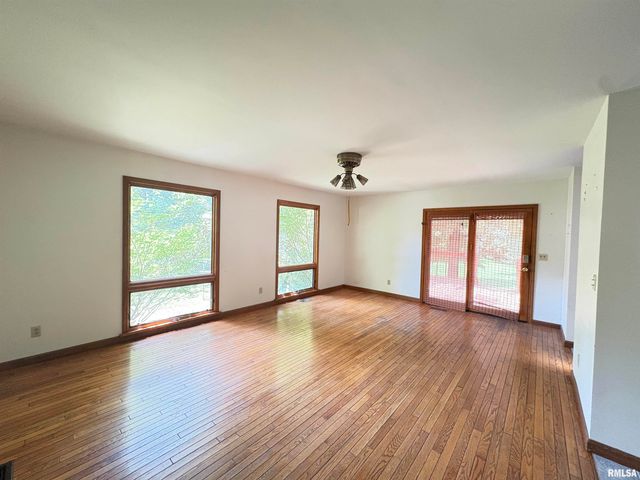 400 S OAKLAND Avenue, Carbondale, IL 62901