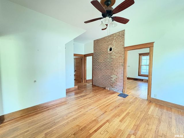 400 S OAKLAND Avenue, Carbondale, IL 62901