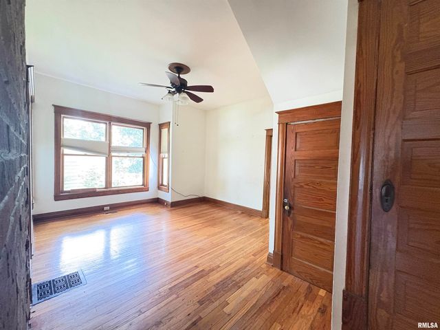 400 S OAKLAND Avenue, Carbondale, IL 62901