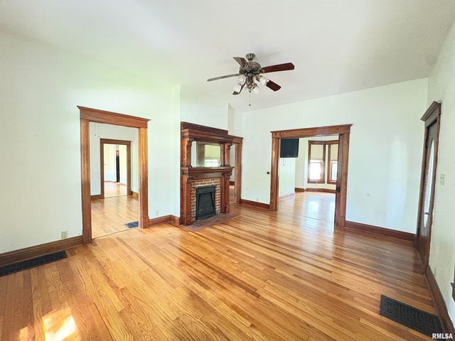 400 S OAKLAND Avenue, Carbondale, IL 62901