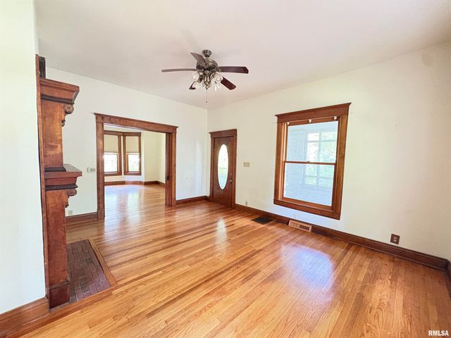 400 S OAKLAND Avenue, Carbondale, IL 62901