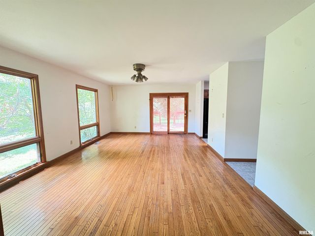 400 S OAKLAND Avenue, Carbondale, IL 62901