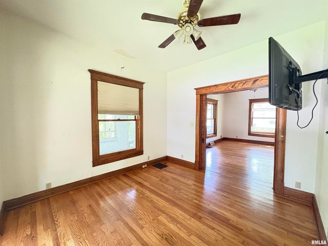 400 S OAKLAND Avenue, Carbondale, IL 62901