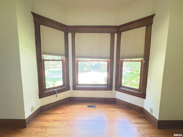 400 S OAKLAND Avenue, Carbondale, IL 62901