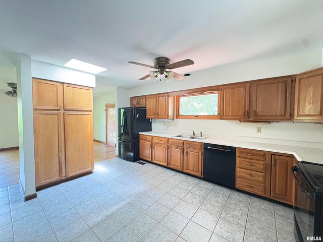 400 S OAKLAND Avenue, Carbondale, IL 62901