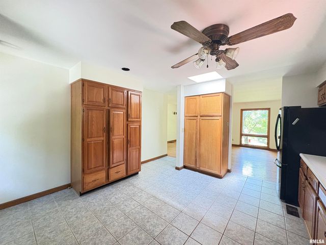 400 S OAKLAND Avenue, Carbondale, IL 62901