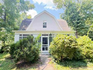 400 S OAKLAND Avenue, Carbondale, IL 62901