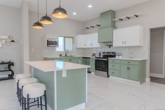 185 E Medium Meadow, Lytle, TX 78052