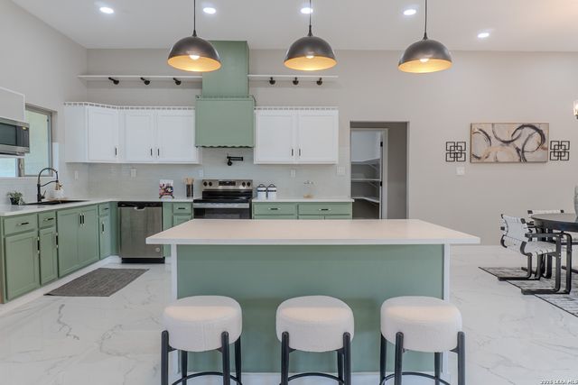 185 E Medium Meadow, Lytle, TX 78052