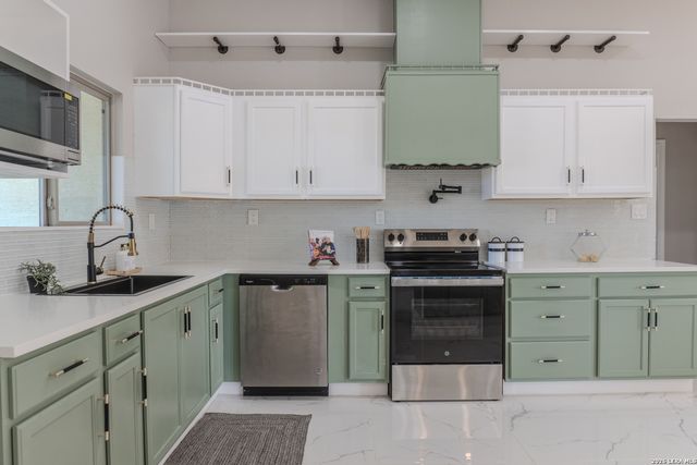 185 E Medium Meadow, Lytle, TX 78052