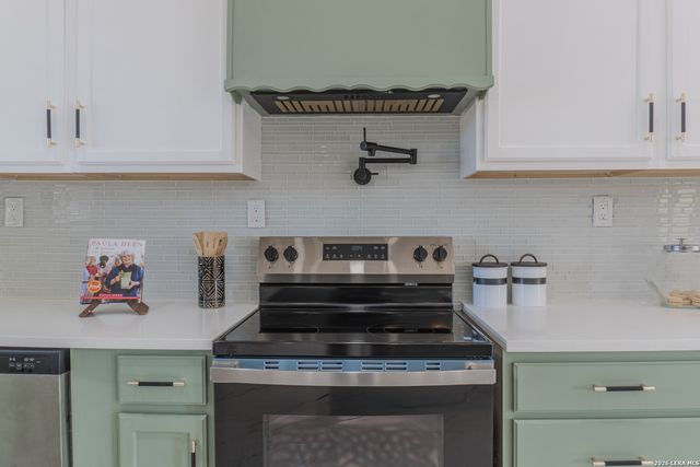 185 E Medium Meadow, Lytle, TX 78052