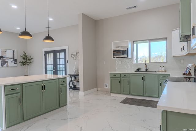 185 E Medium Meadow, Lytle, TX 78052