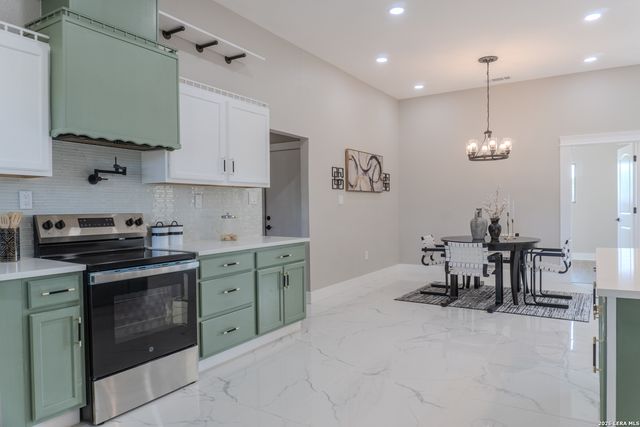 185 E Medium Meadow, Lytle, TX 78052