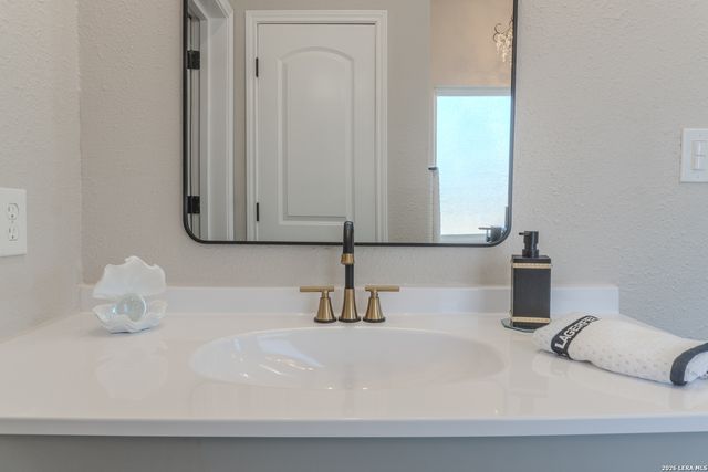 185 E Medium Meadow, Lytle, TX 78052