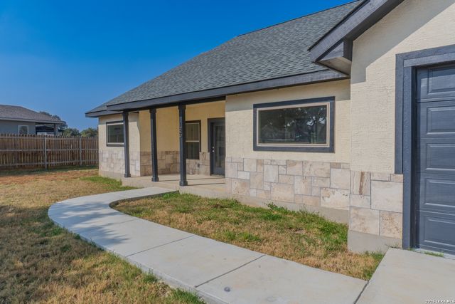 185 E Medium Meadow, Lytle, TX 78052