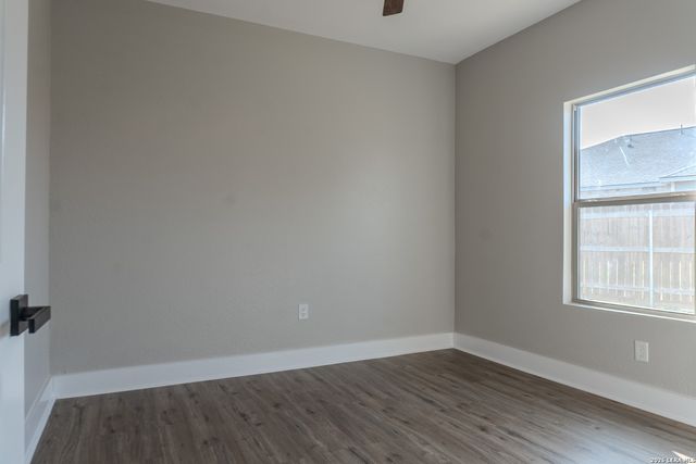 185 E Medium Meadow, Lytle, TX 78052