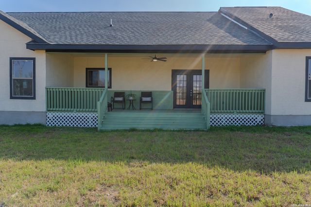 185 E Medium Meadow, Lytle, TX 78052