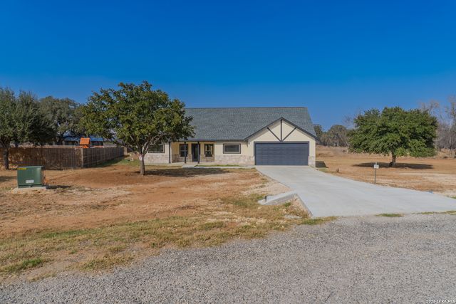 185 E Medium Meadow, Lytle, TX 78052