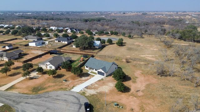 185 E Medium Meadow, Lytle, TX 78052