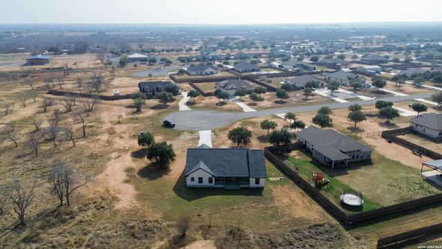 185 E Medium Meadow, Lytle, TX 78052