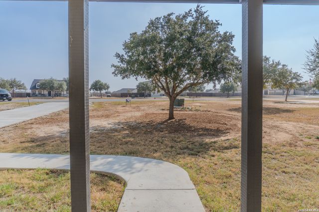 185 E Medium Meadow, Lytle, TX 78052