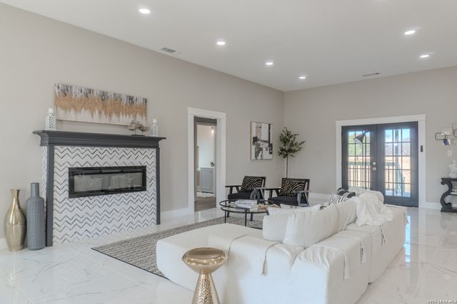 185 E Medium Meadow, Lytle, TX 78052