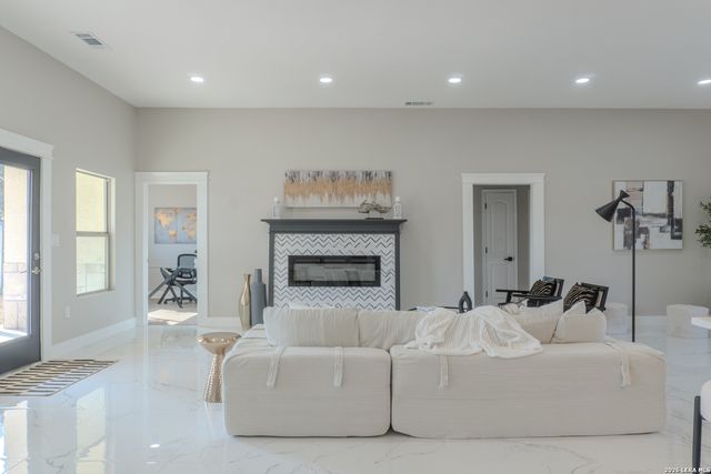 185 E Medium Meadow, Lytle, TX 78052