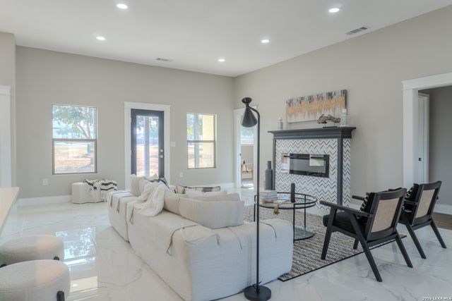 185 E Medium Meadow, Lytle, TX 78052