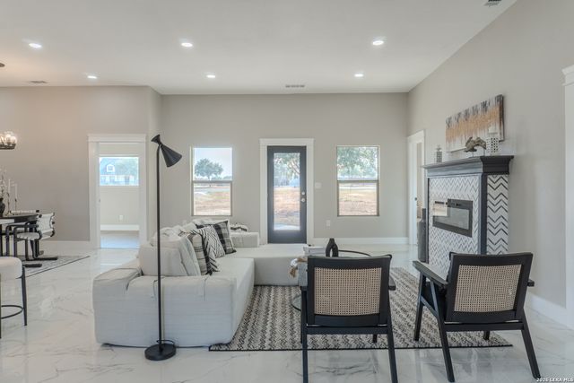 185 E Medium Meadow, Lytle, TX 78052