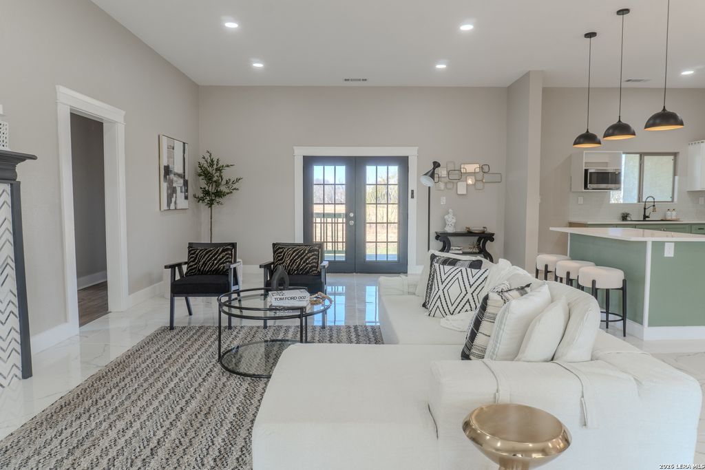 185 E Medium Meadow, Lytle, TX 78052