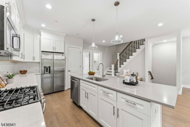 19 Riverbend Ct, New Providence Boro, NJ 07974