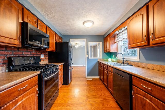 1069 Highfield Rd, Bethel Park, PA 15102