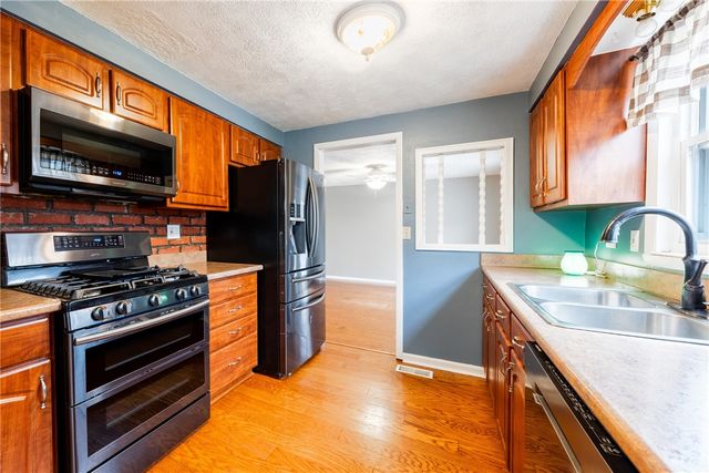 1069 Highfield Rd, Bethel Park, PA 15102