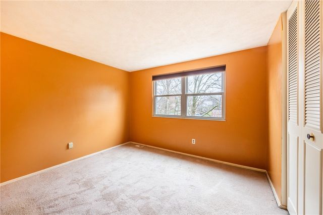 1069 Highfield Rd, Bethel Park, PA 15102