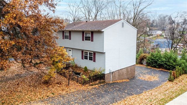 1069 Highfield Rd, Bethel Park, PA 15102