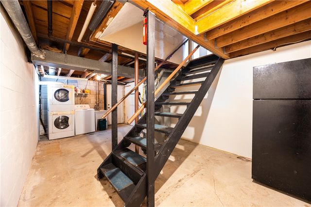 1069 Highfield Rd, Bethel Park, PA 15102