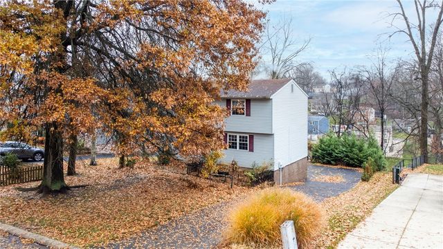 1069 Highfield Rd, Bethel Park, PA 15102