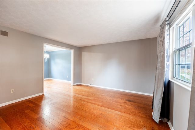 1069 Highfield Rd, Bethel Park, PA 15102