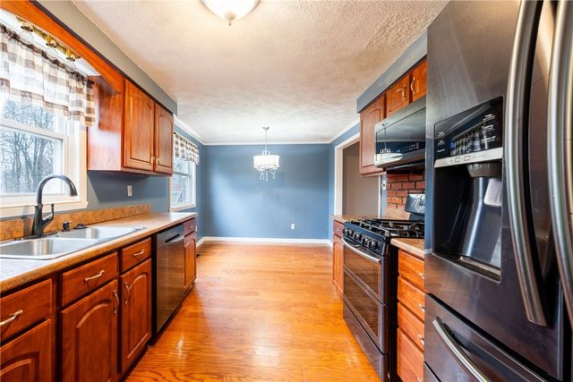 1069 Highfield Rd, Bethel Park, PA 15102