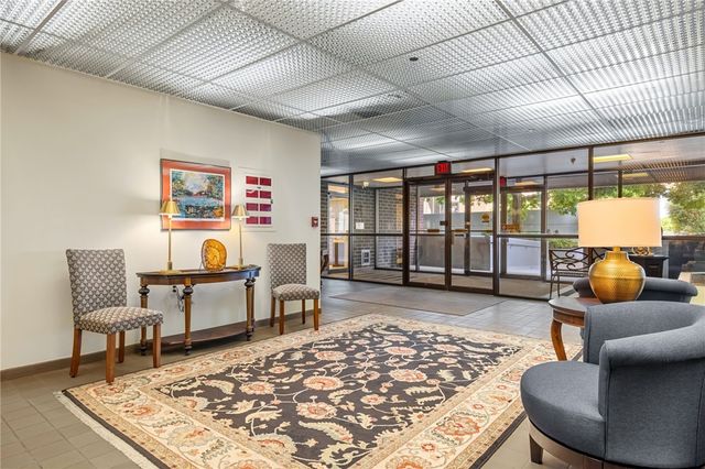 750 Washington Road 409, Mt Lebanon, PA 15228