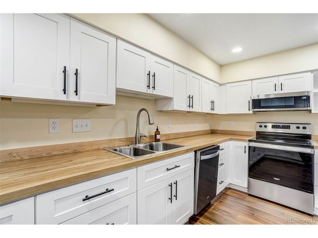 22521 E Radcliff Dr, Aurora, CO 80015